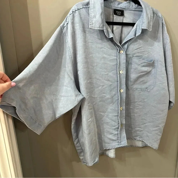 VICI Collection Chambray Button-Up Shirt Size Medium - Picture 2 of 7